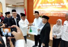 Kepala Kemenag Kota Tangerang Raih Penghargaan Pejabat Penggerak Zakat pada BAZNAS Kota Tangerang Award 2026